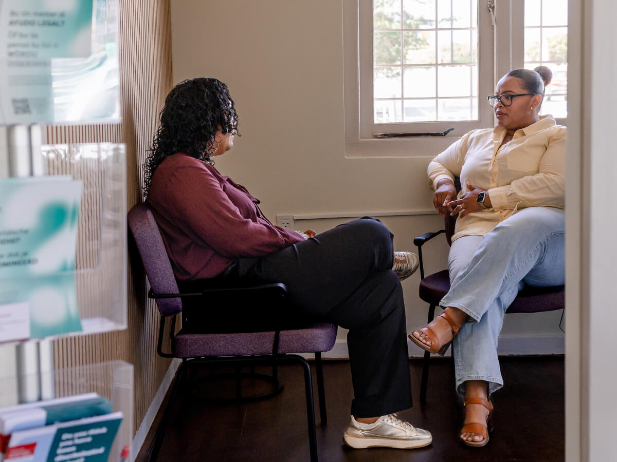 How it works — a Lokèt Hurídiko advisor listening to a resident in the waiting room.